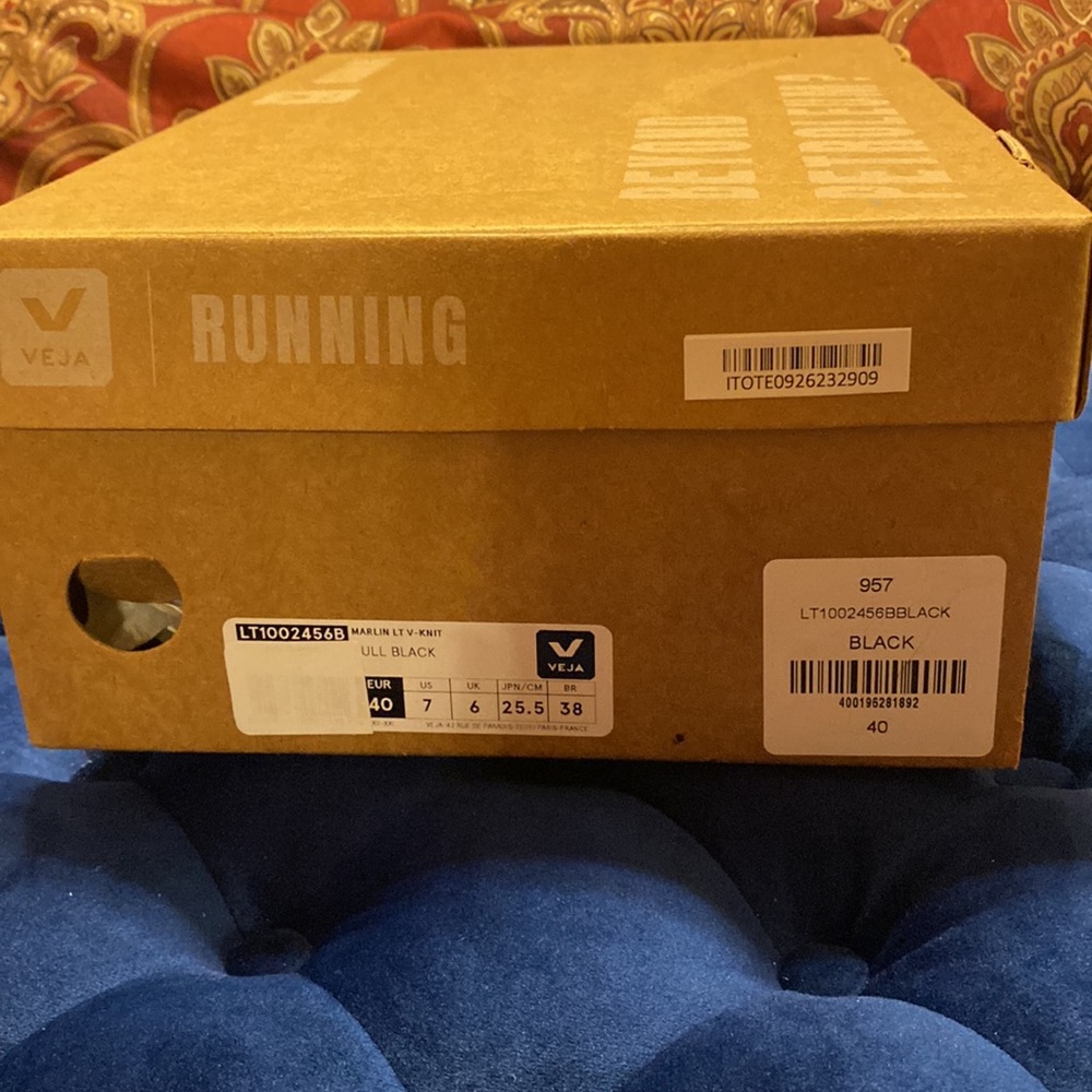 NWT Veja black sneakers EU size 40 (women’s 8 1/2-9/men’s 7).Brand new with box. - Picture 12 of 14